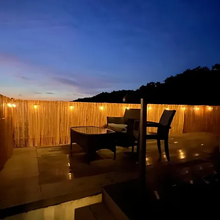 Zen Sunset Loft - Private Terrace - Forrest Views Bükreş